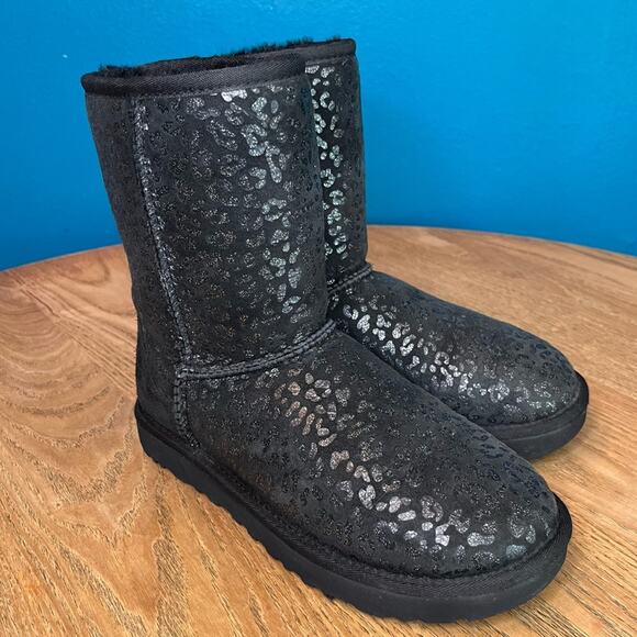 UGG Classic Short Snow Leopard Glitter Black Shearling Lined Boot Women’s Size 6 - Picture 1 of 9